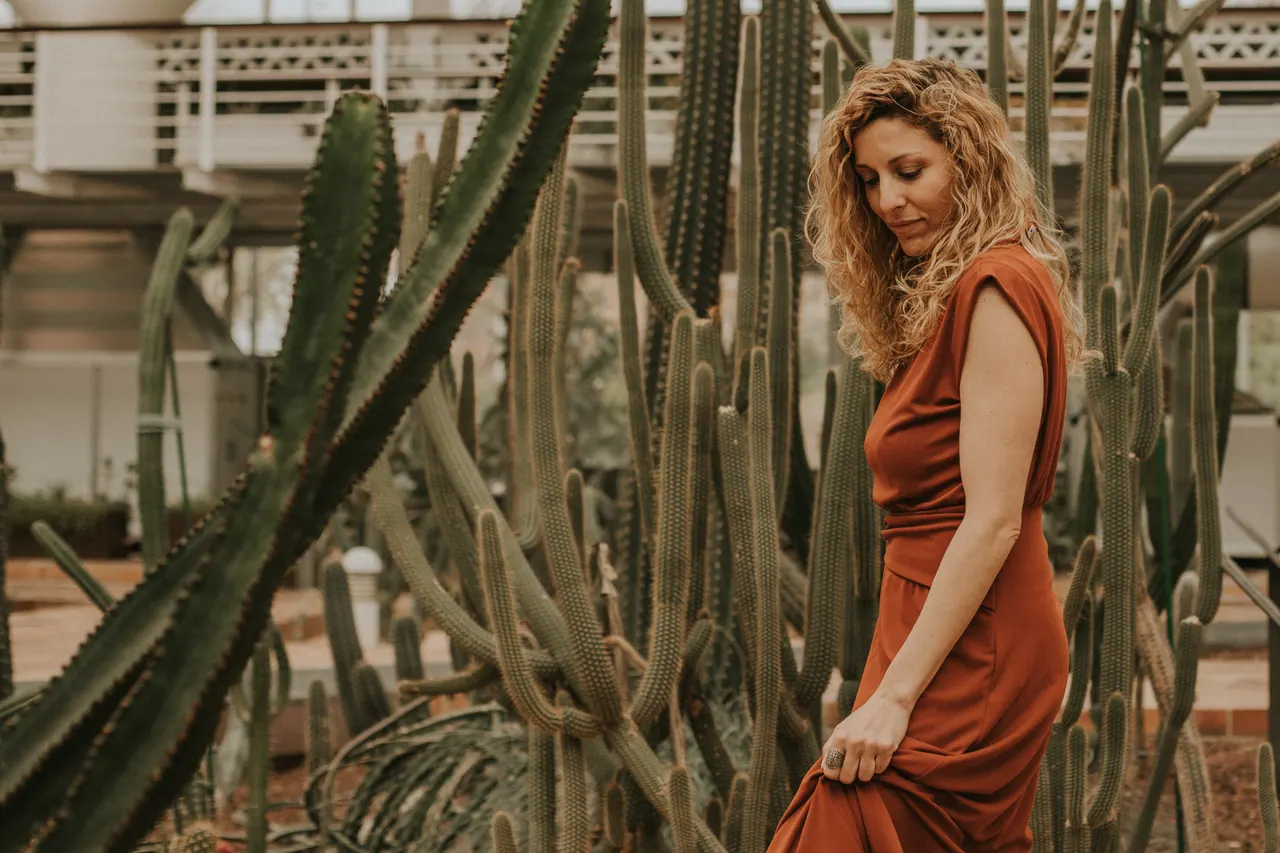 Carmen entre cactus, vestido rust