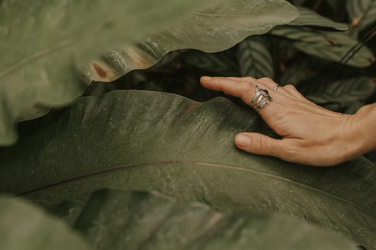 Detalle de mano de Carmen sobre una hoja