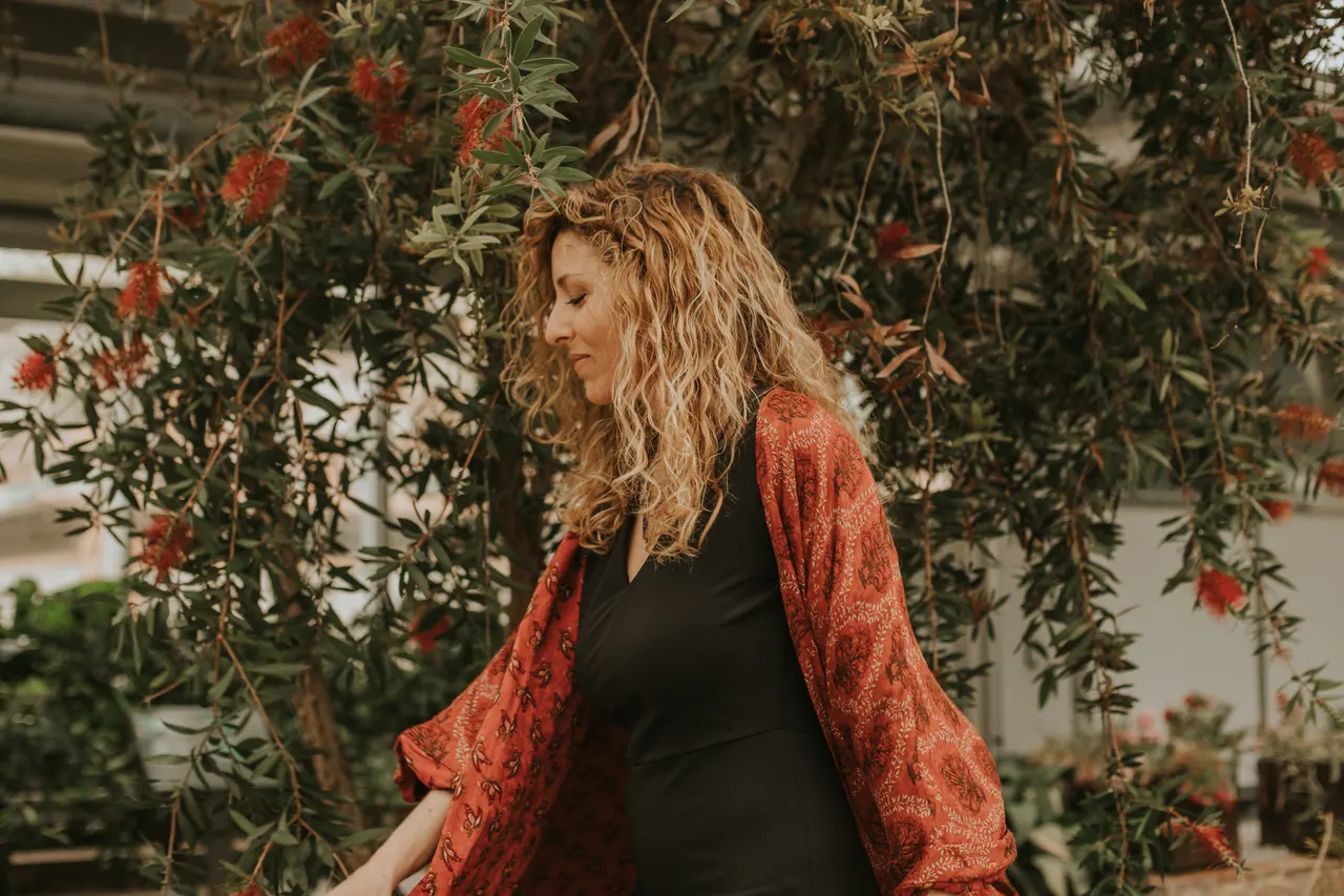 Carmen con kimono rojo entre flores